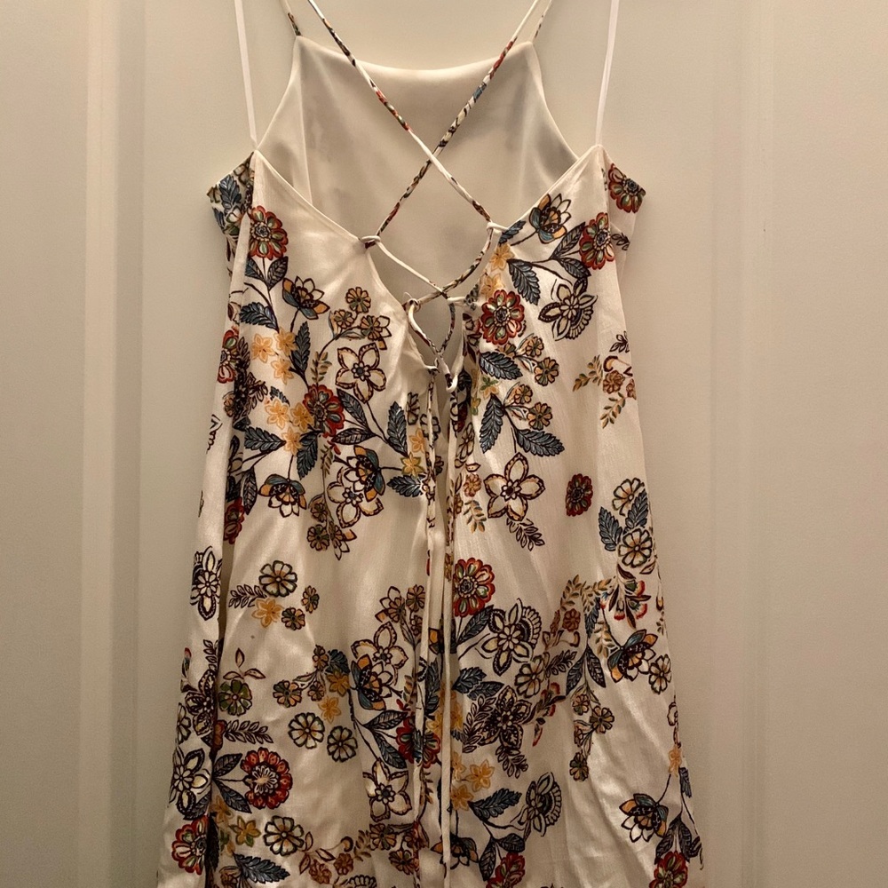 Floral design w/ crisscross back, date night dress - Picture 3 of 5